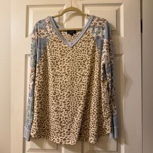 GIGIO Beige Leopard Print V-Neck Shirt with Patchwork Sleeves Size M  EUC